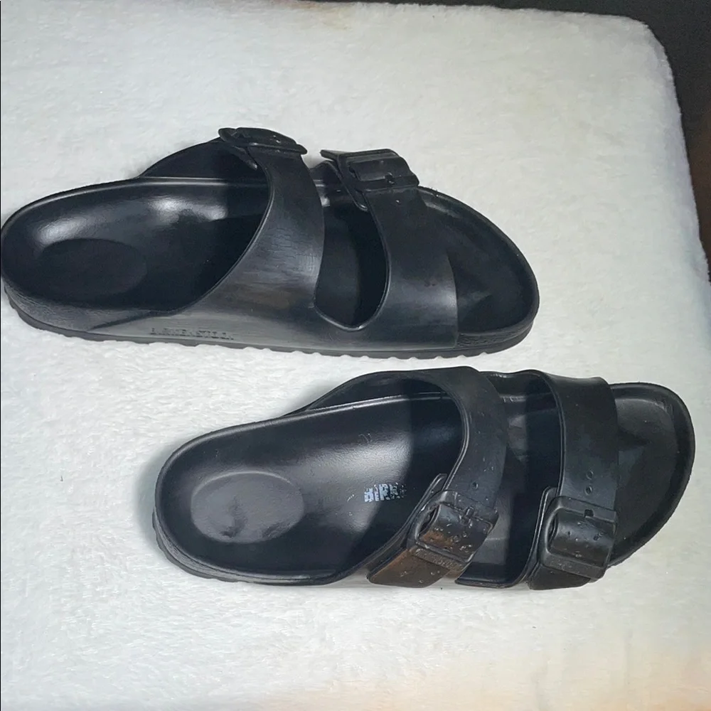 Birkenstock Black Sandals with Adjustable Straps and Contoured‎ Sole